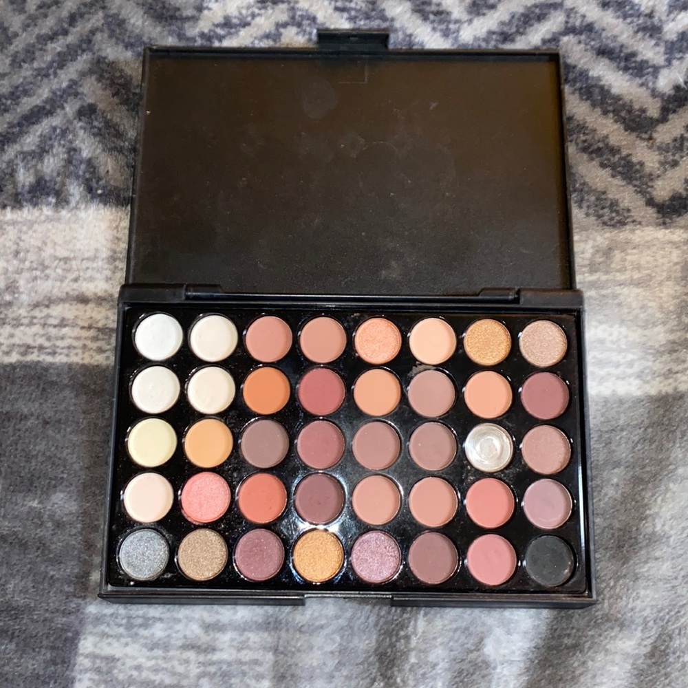 Nude eyeshadow pallet